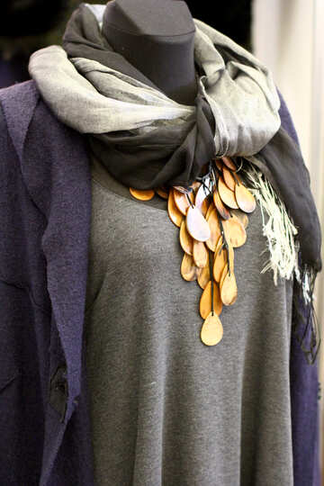 Eine lila Strickjacke, ein grauer Schal und eine goldene Halskette, in der Frauen Münzen in Nekt kleiden №52651