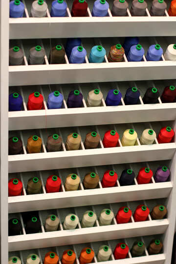 Ряди кольорових ниток різної колекції фарби нитки котушки №52643