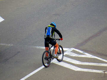 Persona ciclista in sella a una bicicletta per strada №52458
