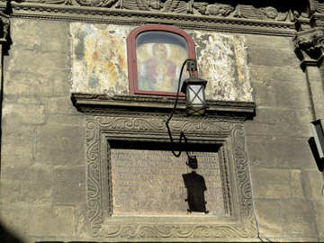 Ein Lichthun unter einem religiösen Bild, das einen Schatten erzeugt №52182