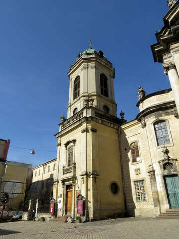 Un edificio, un cielo azul, torre de la iglesia alta. №52200