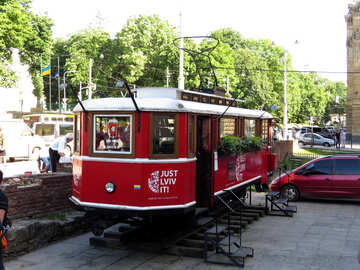 Straßenbahn mit Treppe neben einem roten Auto №52160