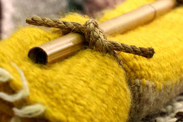 Gelbe Bälle mit Stock mit Seil Bambustuch gebunden №52886