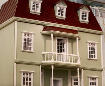 Una casa colonial, posiblemente una especie de casa de muñecas en miniatura №52875