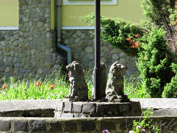 Gargoyles grass and trees lions statues in park №52050