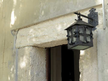 Eine Lampe außerhalb der Tür oder des Fensters, Türlampe, Türpfosten №52315