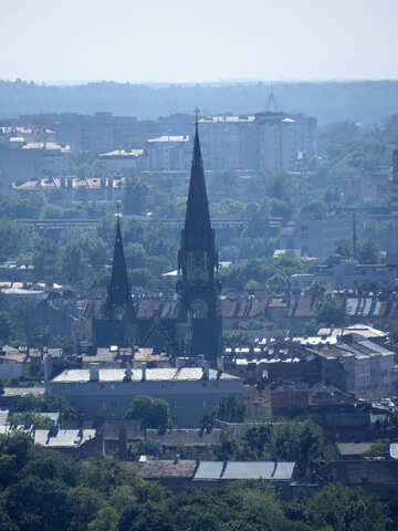 Ein Kirchturm in einer Stadtlandschaft №52123
