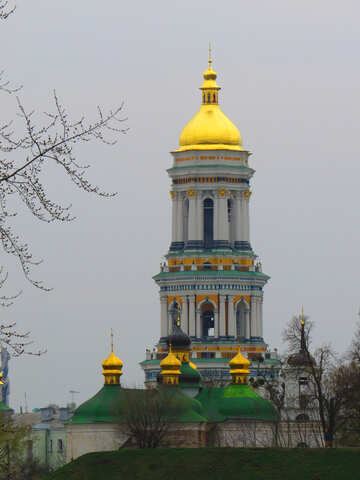 Iglesia coronada de amarillo №52406