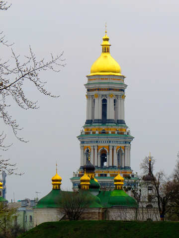 黄色の屋根の教会と塔 №52407