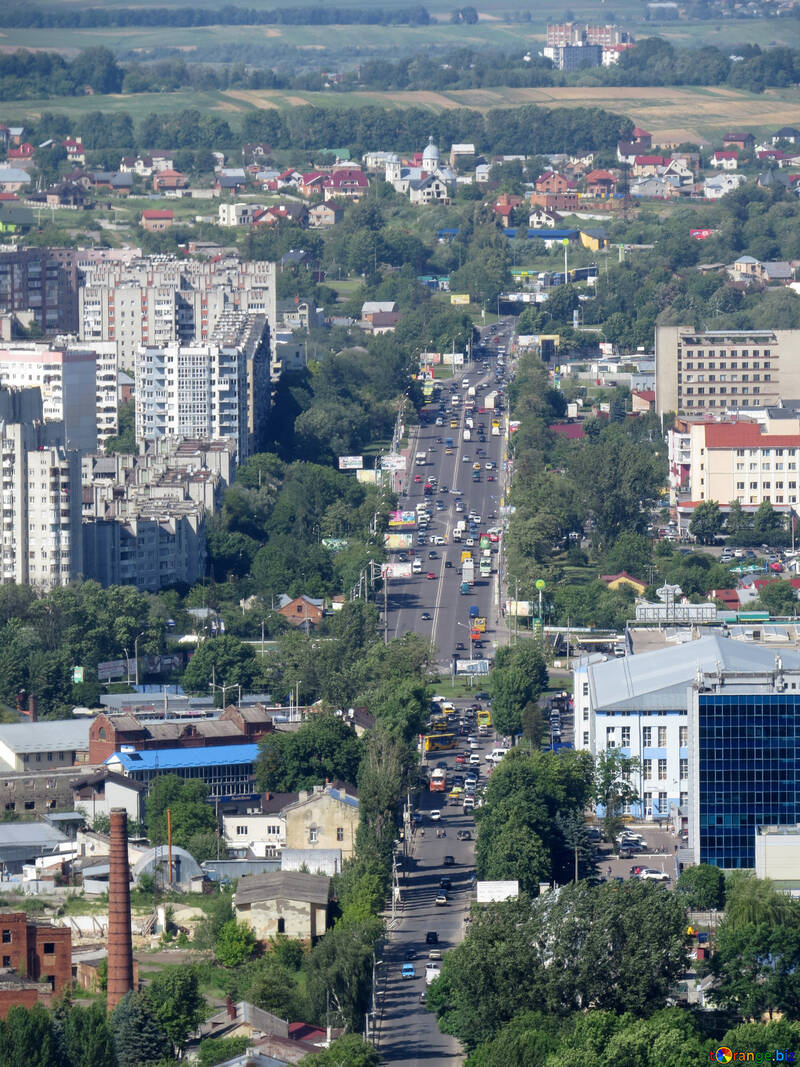 Escena de la ciudad desde arriba con carretera en el centro. №52103