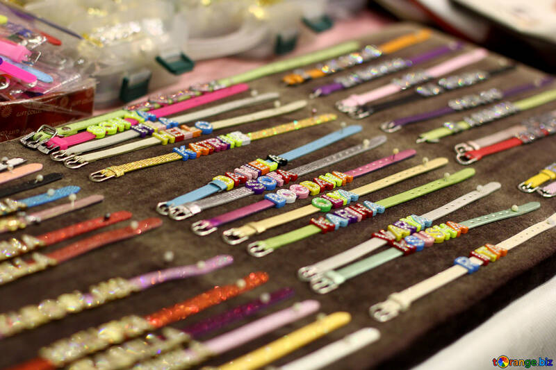 Muitas cores de pulseiras finas com fivela de fixação com faixas ou miçangas decorando a parte superior central №52981