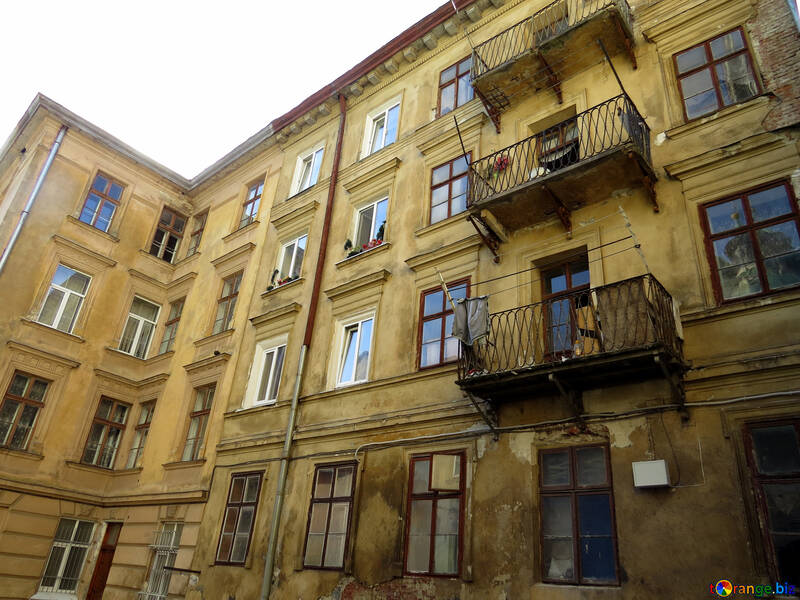 Immeuble d`habitation avec balcons jaune №52174