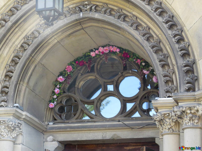 Una parte de semicírculo hueca de un edificio con flores. №52221