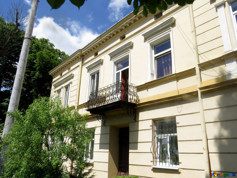 Uma fachada de edifício de dois andares com árvores №52249