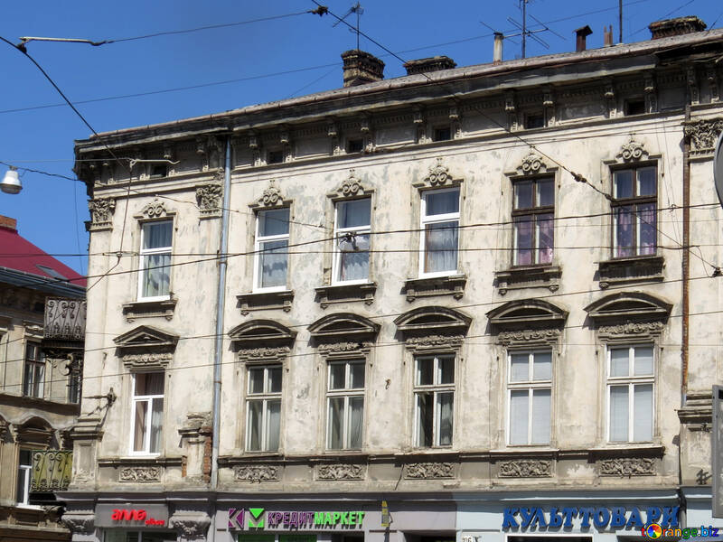 Un edificio con 12 finestre in Europa №52230