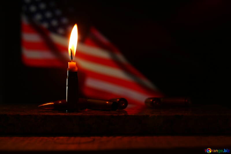 Una candela davanti a una bandiera americana №52523