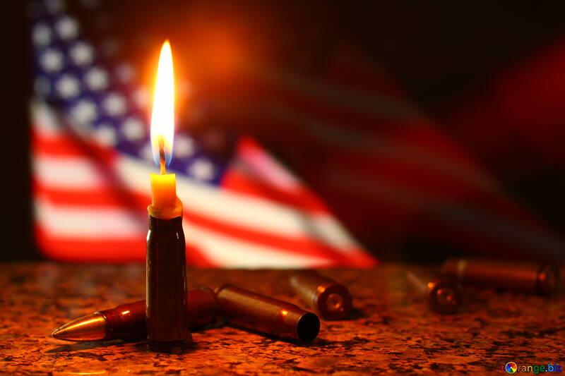 Amerikanische Flagge hinter brennender Kerze, Kugel auf Boden №52509