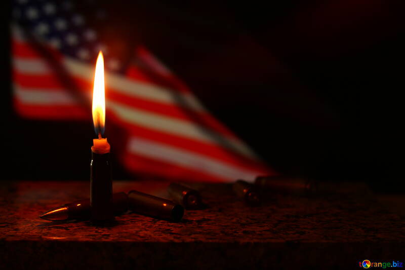 Una candela e una bandiera americana №52528