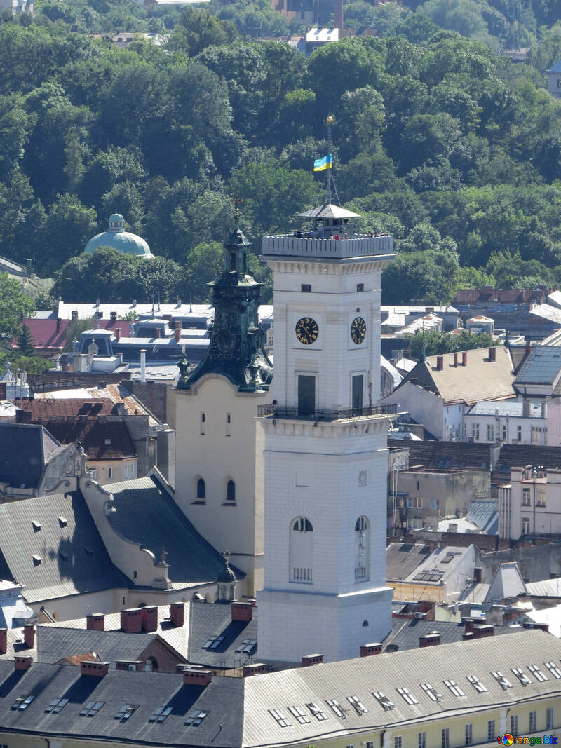 Ein Turm in einer Stadtburg-Kirchenstadt №52086