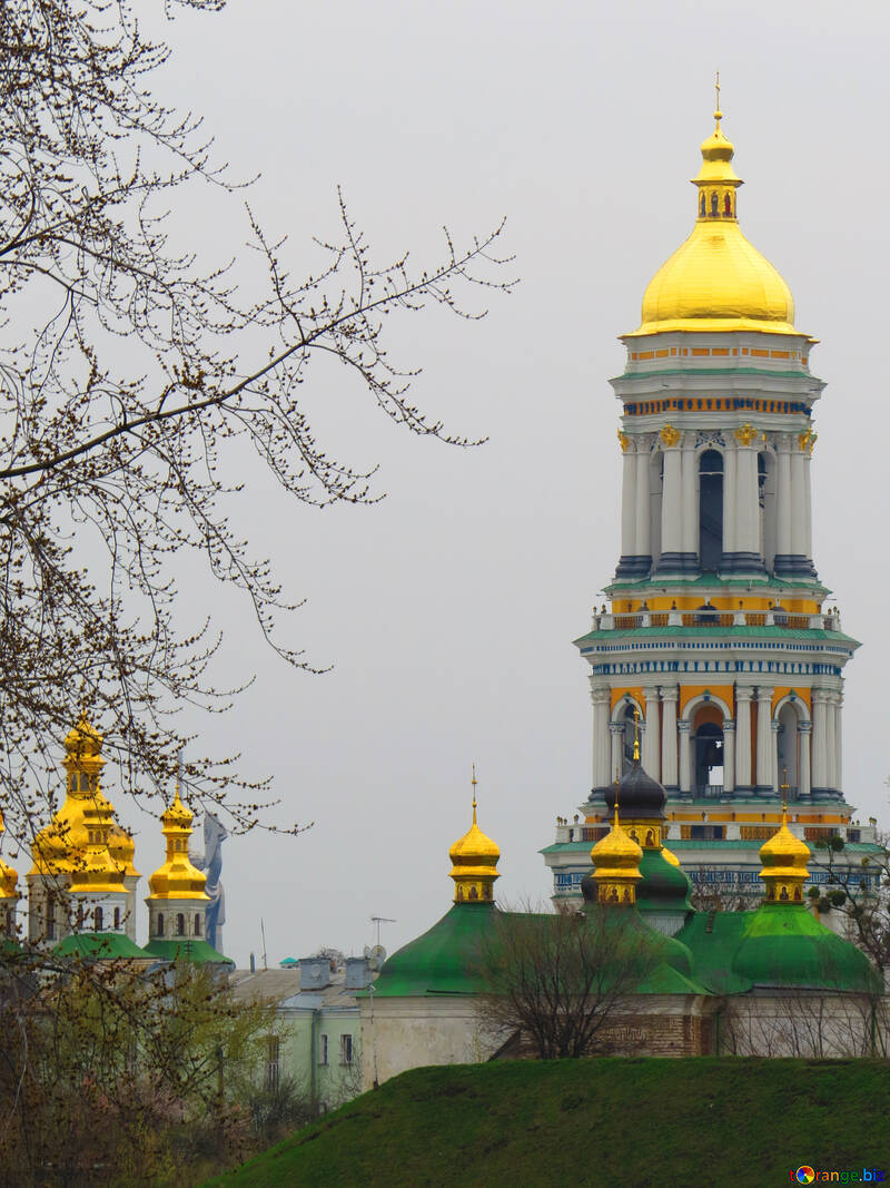 Edificio de la iglesia con el castillo de la copa amarilla Kremlin dorado №52405