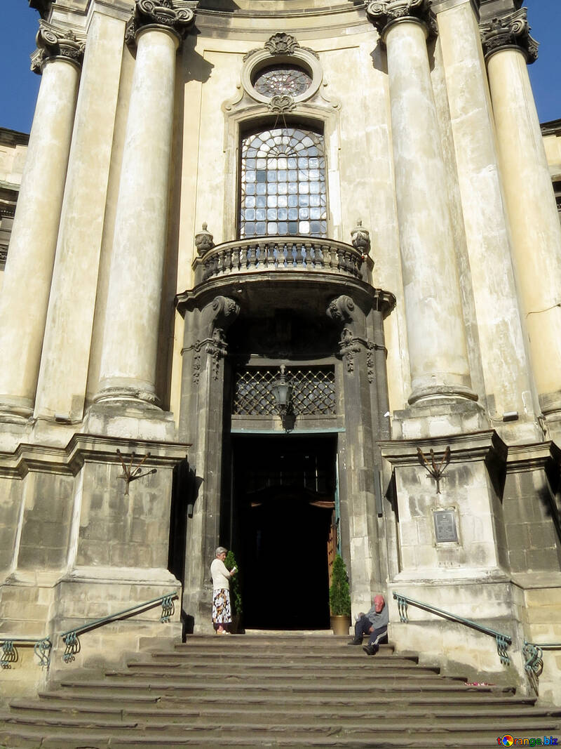 Passi anteriori di un grande edificio Chiesa porta grande porta d`ingresso №52196
