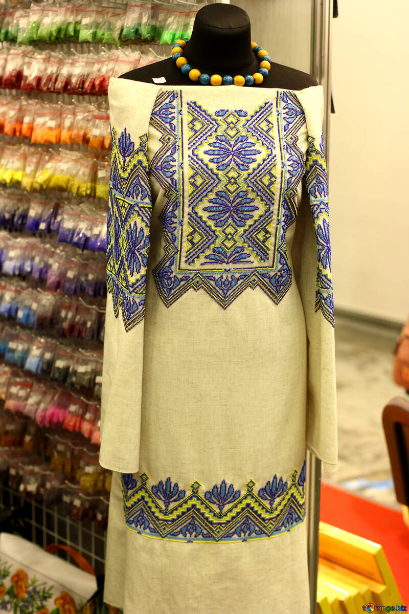 Modelo con tela drapeada falda de vestir camisa étnica exhibición de tela №52759