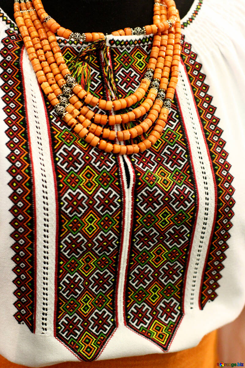 ビーズの伝統的な布ウクライナの装飾品とプリントブラウスドレスにオレンジ色のビーズのネックレスが付いたシャツ №52845