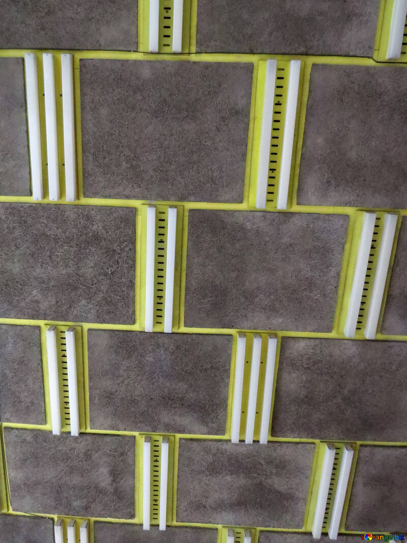 Bloks sombres avec des lignes jaunes et plus de détails Bloc carré de mur de brique №52382