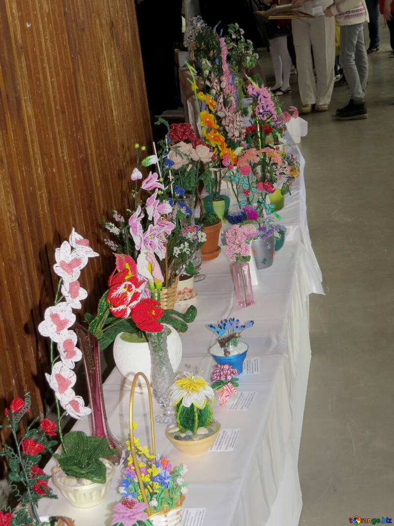 Une table avec des fleurs sur elle affiche des buquets floraux №52388