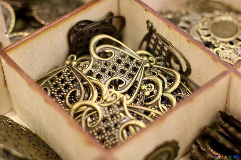 Boîte pleine d`ornements en laiton brillant décorations en métal or fer bijoux bijoux №52767
