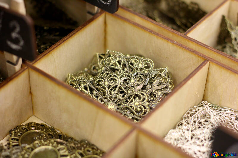 Куби зберігають речі, відокремлені золотими металевими кнопками, ювелірні вироби в коробках невеликих прикрас №52766