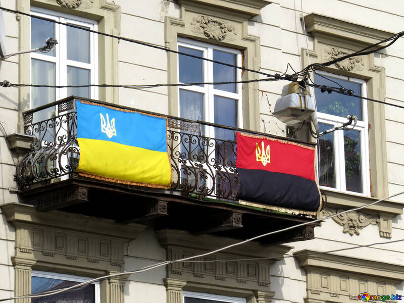 Un balcón con dos banderas de banderas. №52321