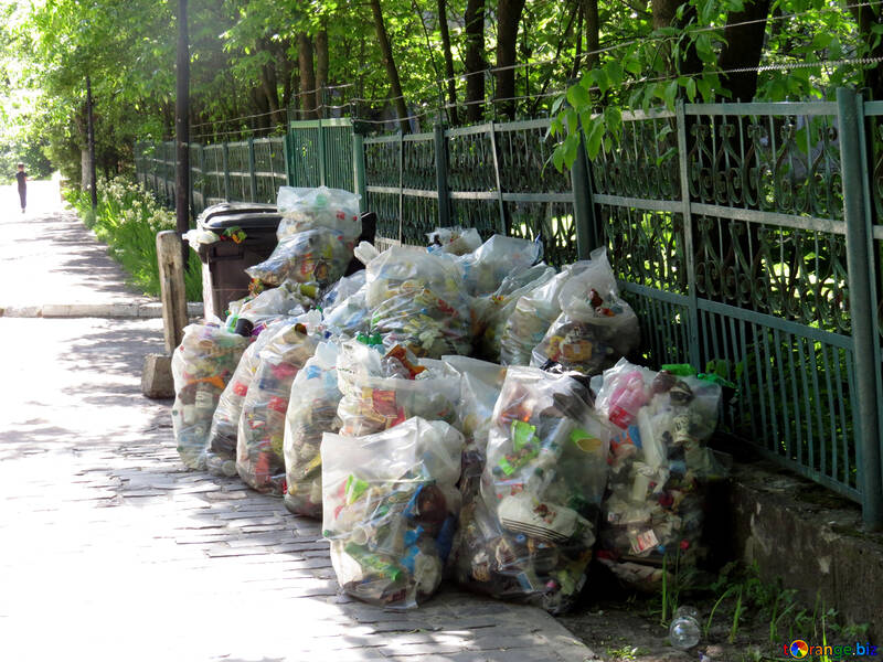 Basura y reciclaje de la pila de basura antes de la recolección. №52132