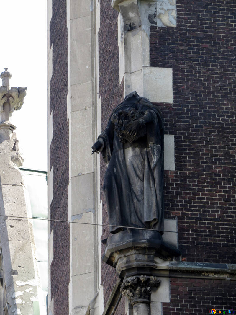 Gargoyle della statua che costruisce una statua sulla parete №52222