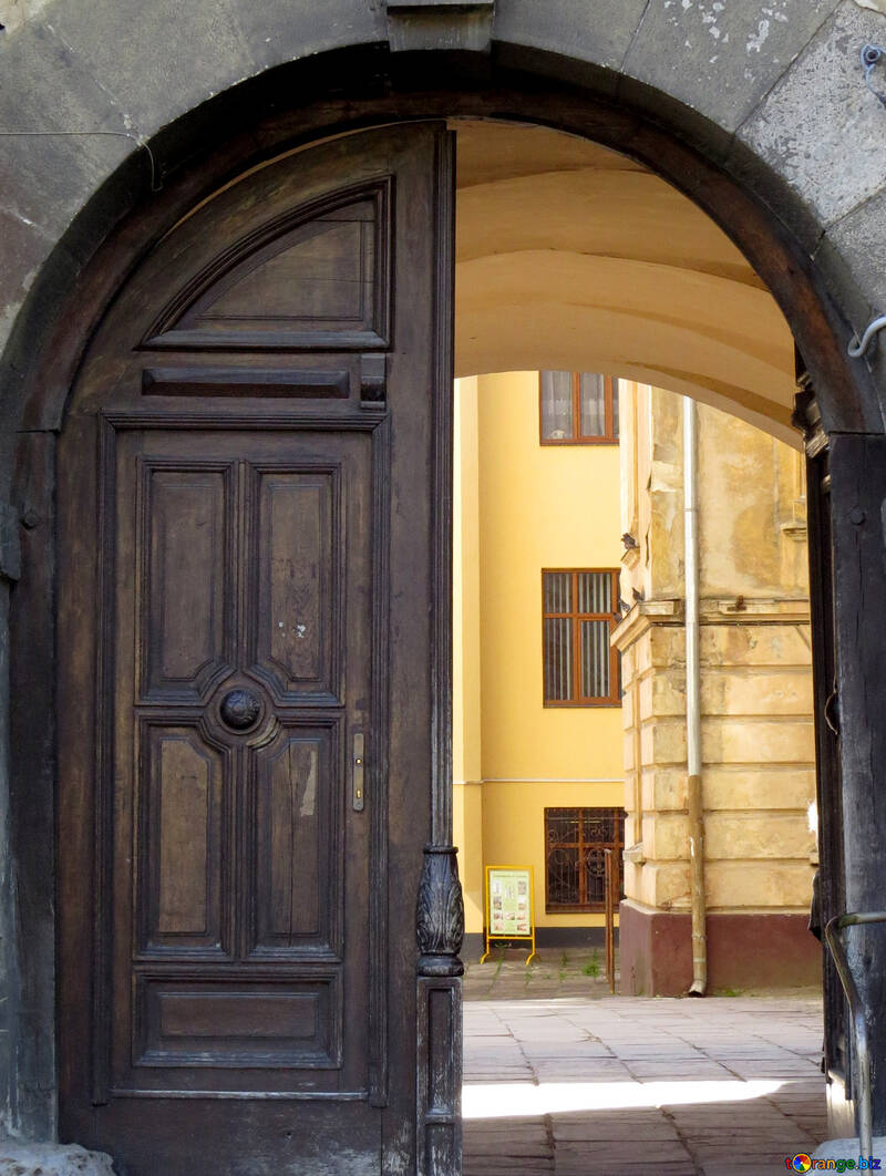 Portão velho aberto №52169