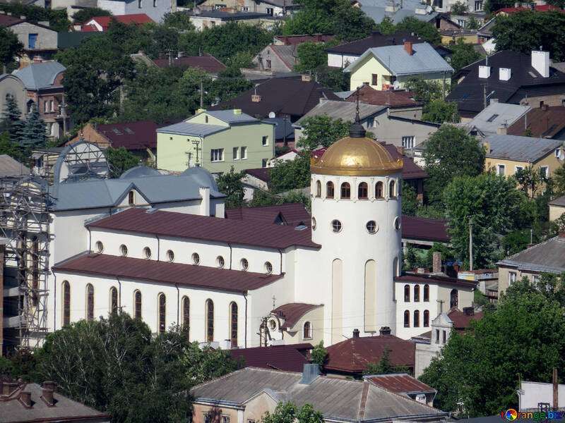 A white building with a gold dome in a small town. №52121
