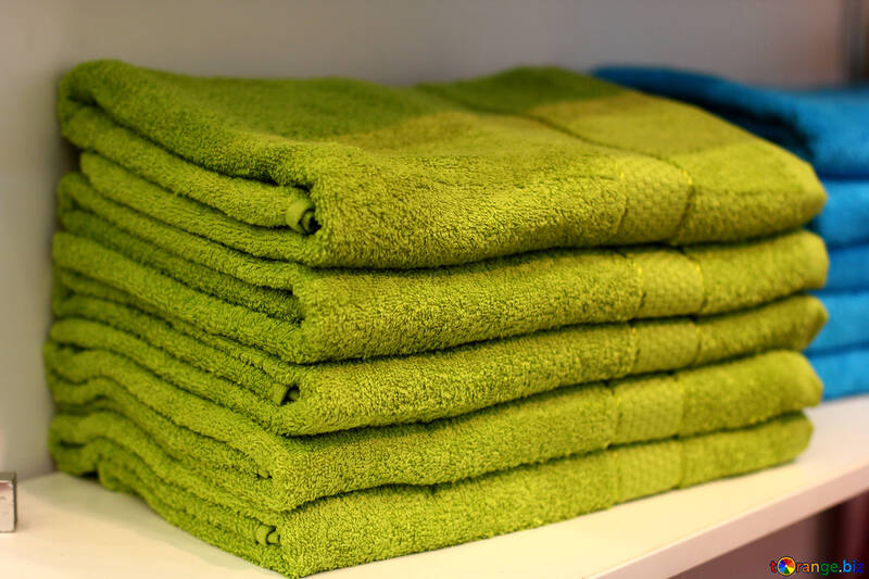 Cinq serviettes vertes sur une étagère №52621