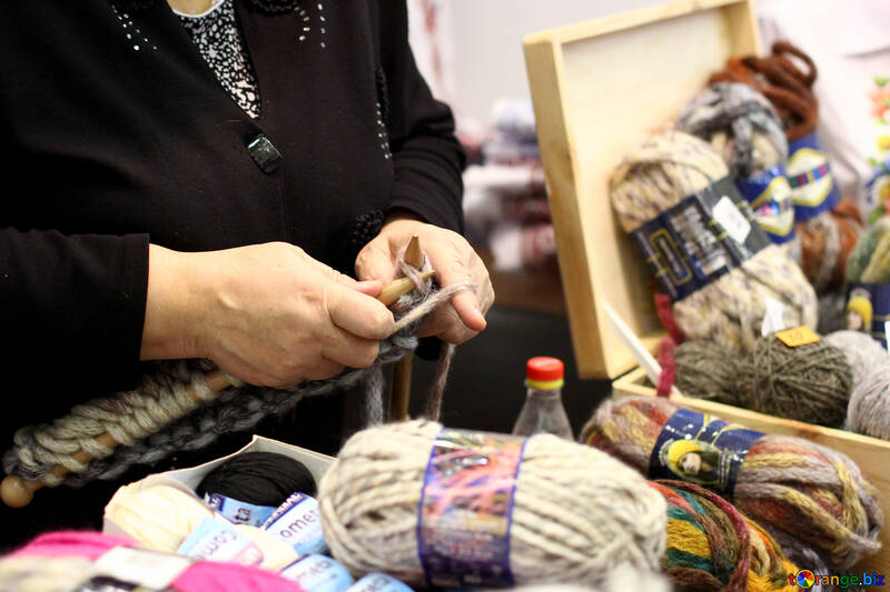 編み物をする女性の手をチェックする №52747