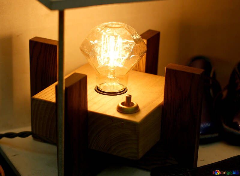 Lampe d`éclairage sur l`ampoule de table №52839