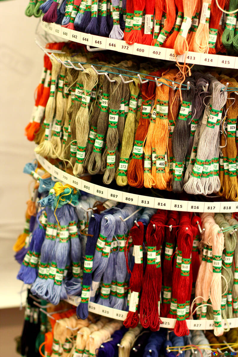Un carrusel lleno de una gran variedad de cuerdas artesanales. №52628