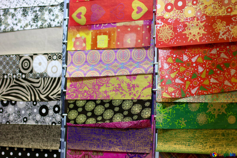 Exhibición de diferentes muestras de materiales de varios colores y estampados patrones cuadrados telas №52776