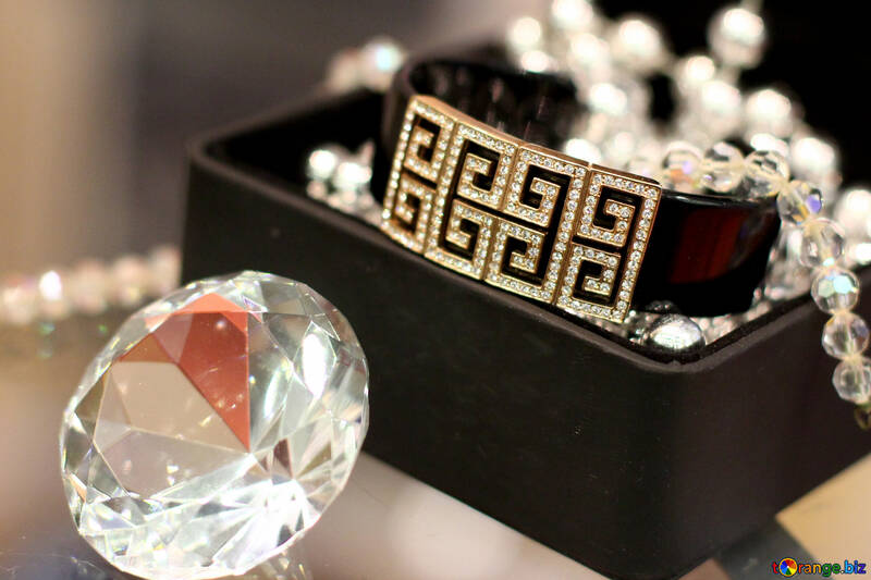 Gioielli con diamanti e un braccialetto gemme №52793