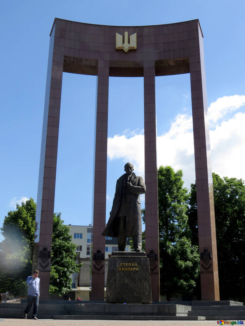 Stepan Bandera monument statue arch structure №52211