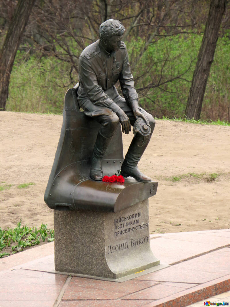 Denkmal ein Mann, der einige Gedanken in Park Statue hat №52415