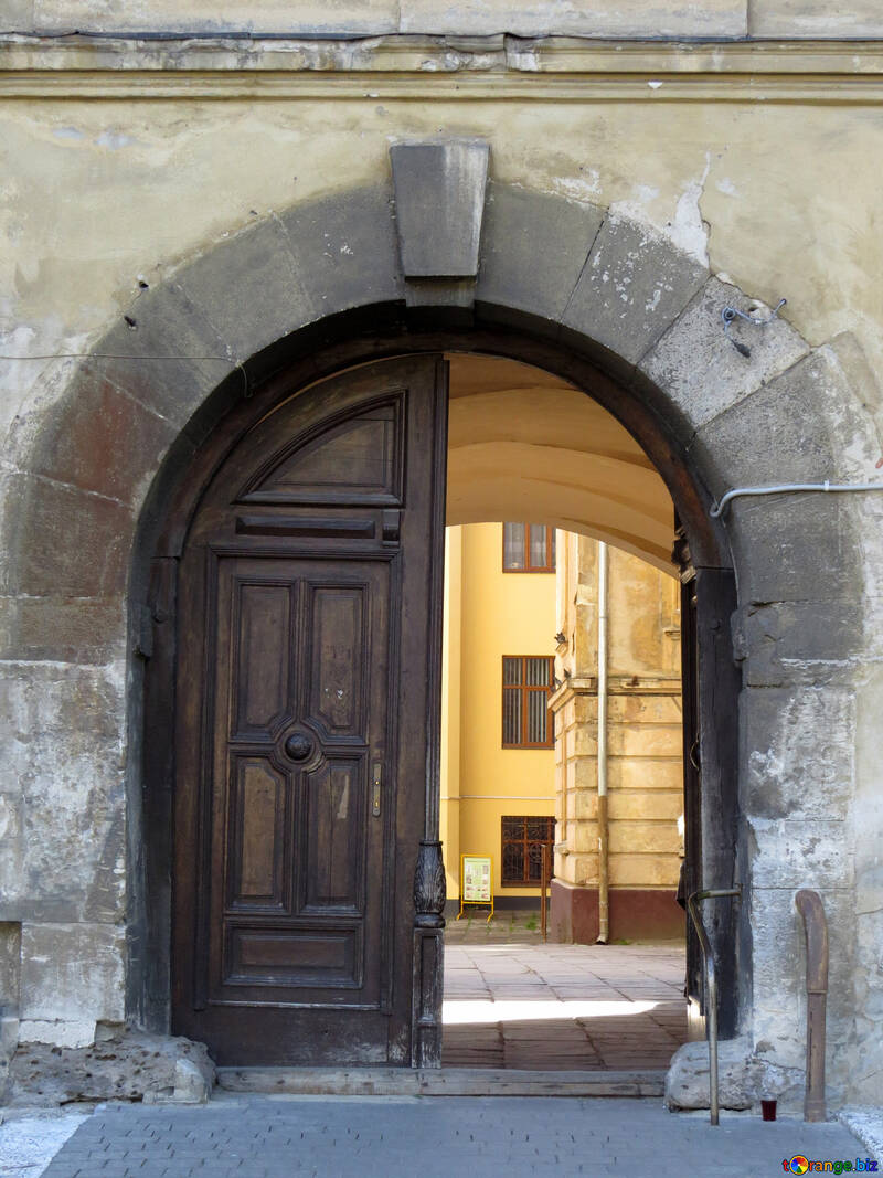 Una puerta y un arco de la puerta abierta. №52170