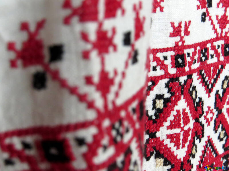Un tissu blanc avec des carreaux rouges sur le tapis №52374