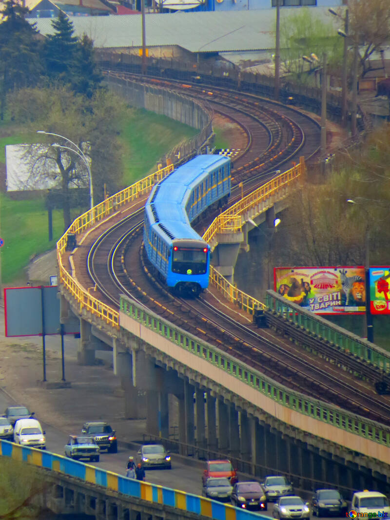 Шосе з синім поїздом на залізничному мосту подорожі №52425