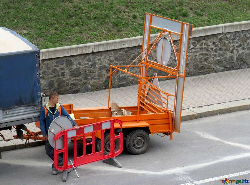 workman with a road sign trailer truck №52399