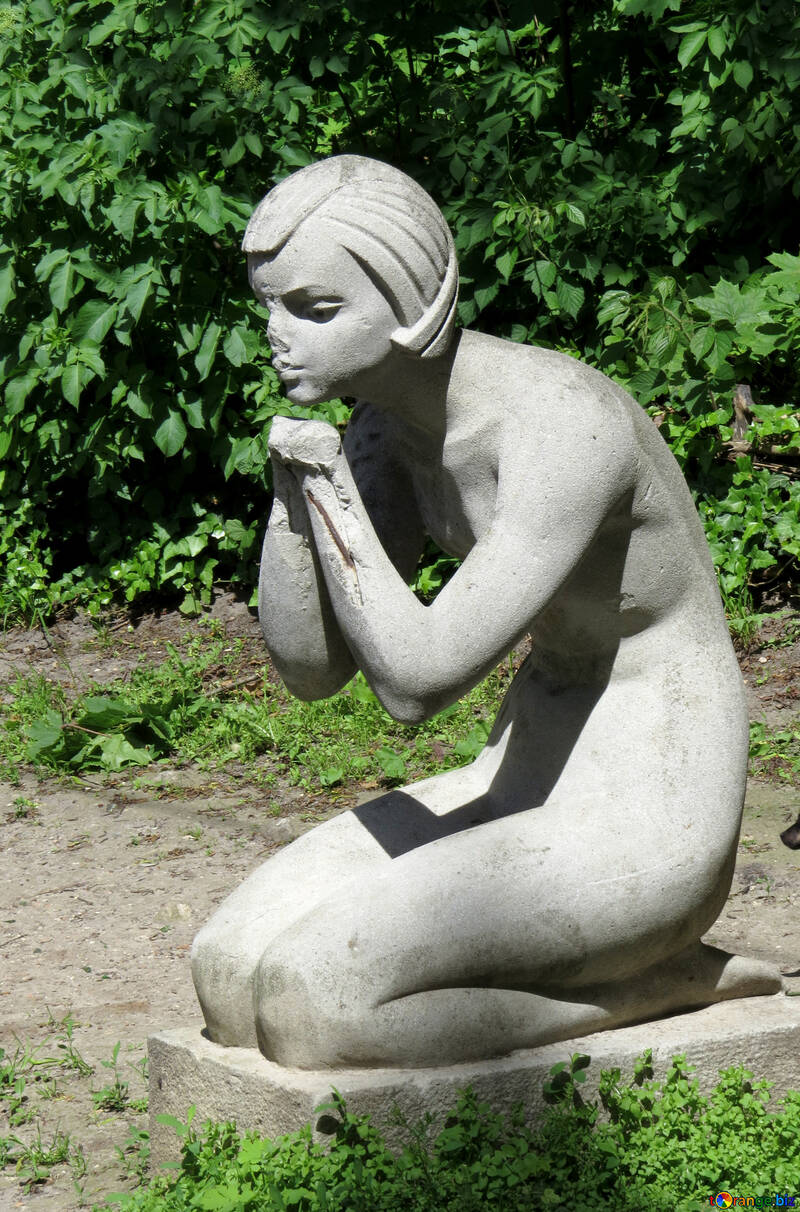 Statue une femme en prière sculpture №52051