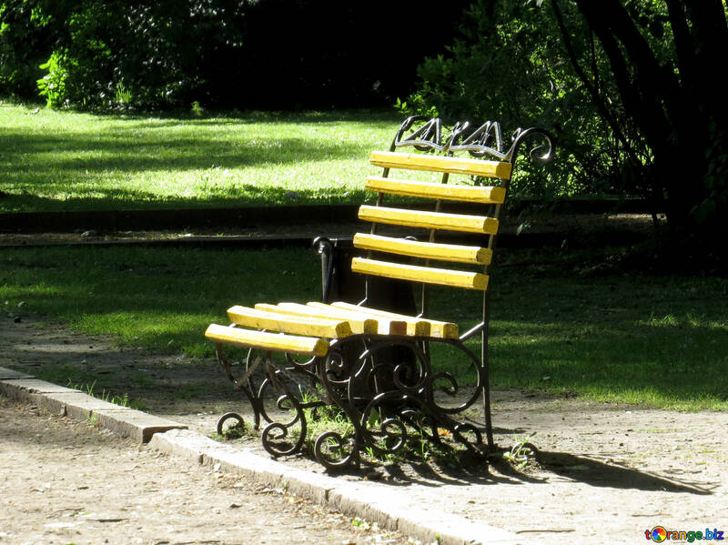 Un asiento en el banco del parque. №52135